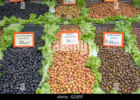 Verschiedene Arten von Oliven zum Verkauf auf einem Markt in Istanbul, Türkei Stockfoto