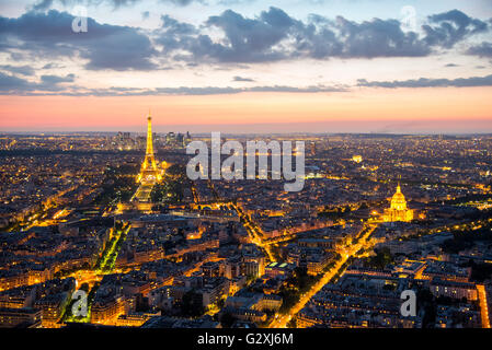 Blick über Paris mit dem Eiffelturm nach Sonnenuntergang Stockfoto