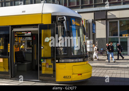 Gelbe Straßenbahn in Berlin am Alexanderplatz im Berliner Bezirk Mitte Stockfoto