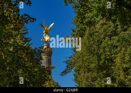 Die Siegessäule Siegessäule, ein berühmtes Denkmal von Heinrich Strack, im öffentlichen Park Tiergarten im Berliner Bezirk Mitte. Stockfoto