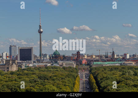 Ein Blick auf die Berliner Skyline mit dem Fernsehturm oder Fernsehturm in der Ferne, von der Spitze der Siegessaule oder Siegessäule, Berlin, Deutschland Stockfoto