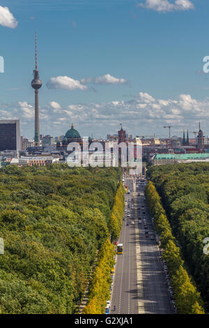 Ein Blick auf die Berliner Skyline mit dem Fernsehturm oder Fernsehturm in der Ferne, von der Spitze der Siegessaule oder Siegessäule, Berlin, Deutschland Stockfoto