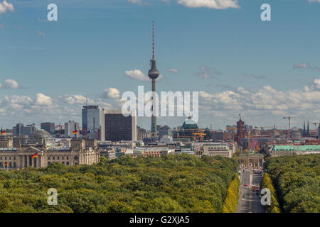 Ein Blick auf die Berliner Skyline mit dem Fernsehturm oder Fernsehturm in der Ferne, von der Spitze der Siegessaule oder Siegessäule, Berlin, Deutschland Stockfoto