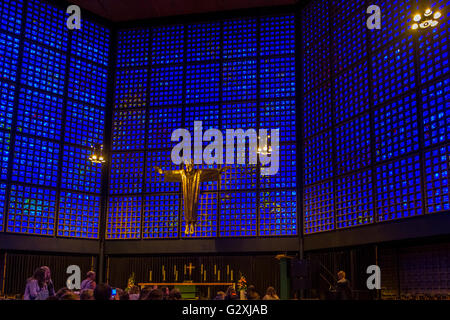 In der Kaiser-Wilhelm-Gedächtniskirche, Berlin, hängt über dem Altar, umgeben von blauen Glaswänden, eine Figur des auferstandenen Christus. Stockfoto