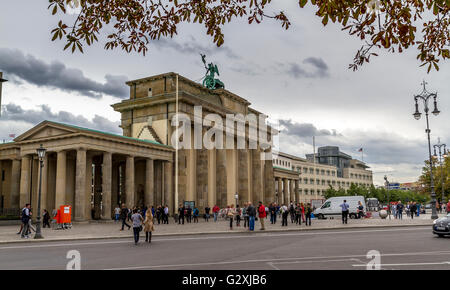 Besucher des Brandenburger Tors, einem neoklassizistischen Denkmal aus dem 18. Jahrhundert in Berlin, Deutschland