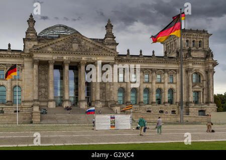 Das Reichstagsgebäude, das den Deutschen Bundestag oder das Deutsche Parlament mit einer großen Glaskuppel beherbergt, die von Sir Norman Foster, Berlin, Deutschland, entworfen wurde Stockfoto