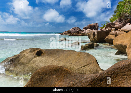 Flachwasser und Granit am Anse Cocos in La Digue, Seychellen Stockfoto