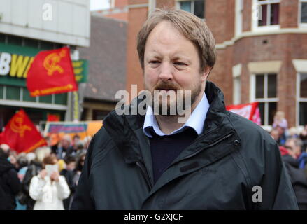 Toby Perkins, Arbeits-Politiican und MP für Chesterfield, bereitet sich auf eine Menge bei der Maikundgebung in Chesterfield UK Adresse Stockfoto