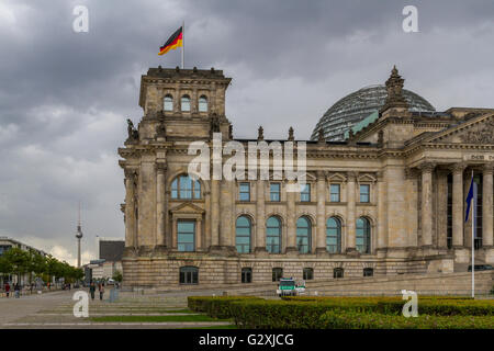 Das Reichstagsgebäude, das den Deutschen Bundestag oder das Deutsche Parlament beherbergt, mit einer großen Glaskuppel, die von Sir Norman Foster entworfen wurde Stockfoto