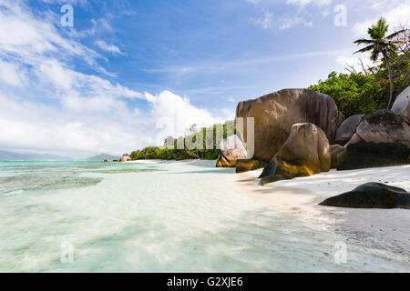 Weißer Traumstrand Anse Source d ' Argent in La Digue, Seychellen mit großen Granitfelsen am Morgen Stockfoto