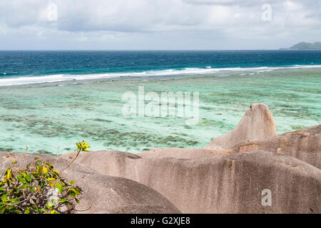 Blick vom eine große Formation von Granitfelsen auf der berühmten Anse Source d ' Argent in La Digue, Seychellen Stockfoto