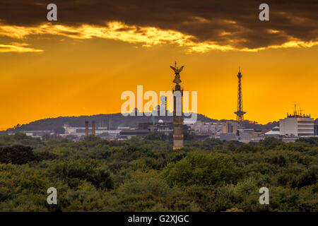 Die Siegessaule oder Siegessäule, die sich nach einem heftigen Regensturm in Berlin über den Bäumen des Tiergartens erhebt Stockfoto