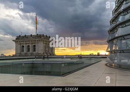 Stürmischer Himmel über den Menschen auf dem Dach des Reichstagsgebäudes, in dem sich der Deutsche Bundestag oder der Deutsche Bundestag in Berlin befinden Stockfoto