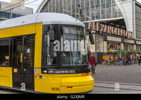 Eine gelbe Berliner Straßenbahn vor dem Alexanderplatz im Berliner Bezirk Mitte Stockfoto