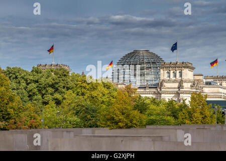 Das Reichstagsgebäude aus dem Holocaust-Mahnmal, das den Deutschen Bundestag mit einer großen Glaskuppel beherbergt, die von Sir Norman Foster, Berlin, entworfen wurde Stockfoto