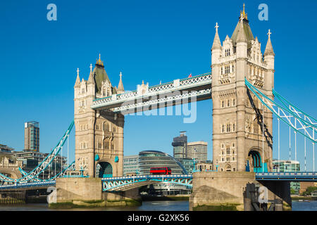 Tower Bridge von London mit blauem Himmel Stockfoto