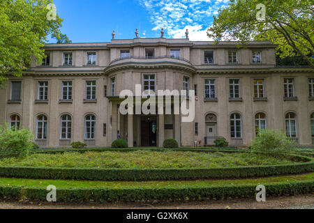 Die Wannsee-Villa, der Ort der Wannsee-Konferenz, an der die Nazis am 20. Januar 1942 die Endlösung planten, in Wannsee, Berlin Stockfoto