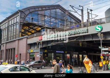 Bahnhof Friedrichstraße in der deutschen Hauptstadt Berlin. , Berlin, Deutschland Stockfoto