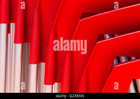 Details der Stapel rote Stühle aus Hartplastik. abstrakte Form für Design oder Hintergrund Stockfoto