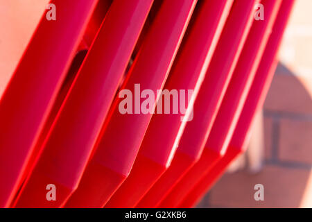 Details der Stapel rote Stühle aus Hartplastik. abstrakte Form für Design oder Hintergrund Stockfoto