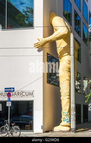 Skulptur des riesigen Mann mit Kopf stecken In Wand, Berlin Stockfoto