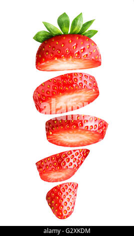 Fallen in Scheiben geschnittenen Erdbeeren isoliert auf weißem Beschneidungspfad Stockfoto