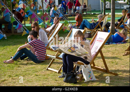 Besucher zum Entspannen in Liegestühlen auf der Wiese bei Hay Festival 2016 Stockfoto