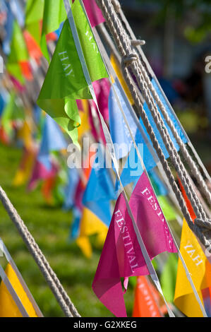 Werbe Fahnen um Festzelt an Hay Festival 2016 Stockfoto