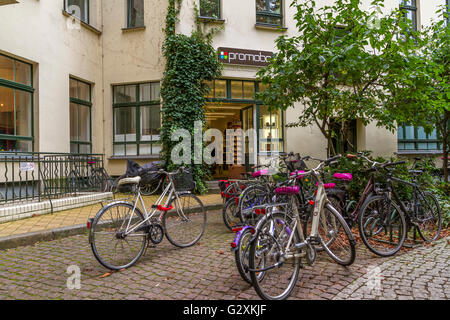 Fahrräder auf einer gepflasterten Straße in Berlin, Deutschland geparkt Stockfoto