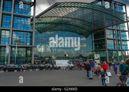 Menschen vor dem Haupteingang des Berliner Hauptbahnhofs, Berlins Hauptbahnhof, Berlin, Deutschland Stockfoto