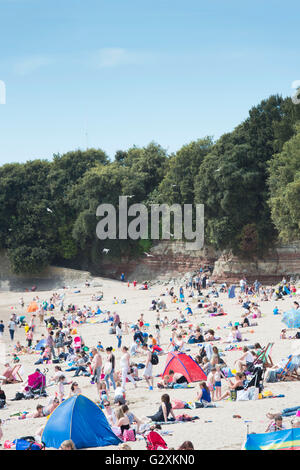 Einem belebten Whitmore Bay Strand bei Barry Island, Barry, South Wales an einem warmen Sommertag. Stockfoto