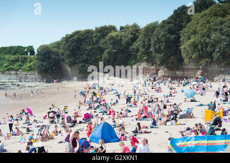 Einem belebten Whitmore Bay Strand bei Barry Island, Barry, South Wales an einem warmen Sommertag. Stockfoto