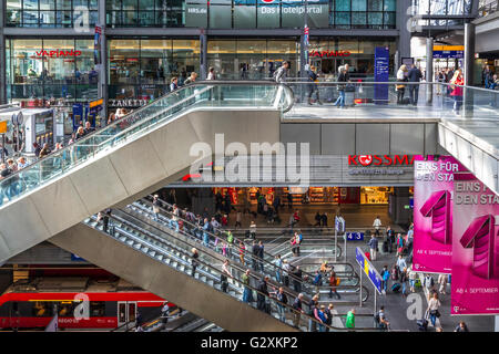 Innenansicht des Berliner Hauptbahnhofs, einem mehrstufigen Bahnhof mit Geschäften und mehreren Rolltreppen, Berlins Hauptbahnhof, Berlin, Deutschland Stockfoto