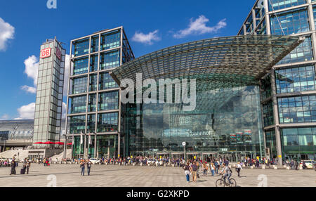 Der vordere Haupteingang zum Berliner Hauptbahnhof, Berlins Hauptbahnhof, Berlin, Deutschland Stockfoto