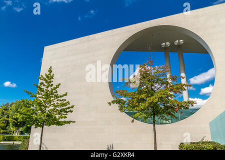 Ein kreisförmiges Loch in der Seitenwand des Bundeskanzleramtes in Berlin Stockfoto