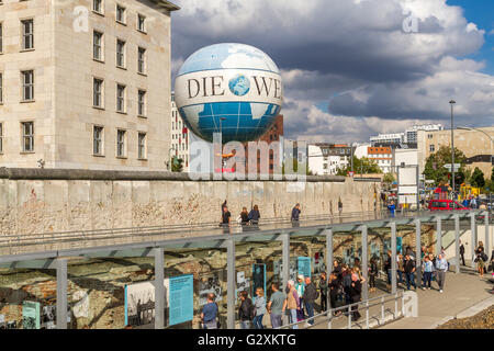 Heißluftballon über den Besuchern an den verbleibenden Teil der Berliner Mauer steigen, in der Nähe der Topographie des Terrors Museum, Berlin Niederkirchnerstrasse, Stockfoto
