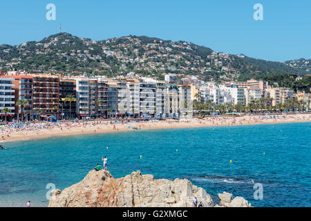 Panoramablick über die Stadt von der Küste rockt am 20. Mai 2016 in Lloret de Mar, Spanien Stockfoto