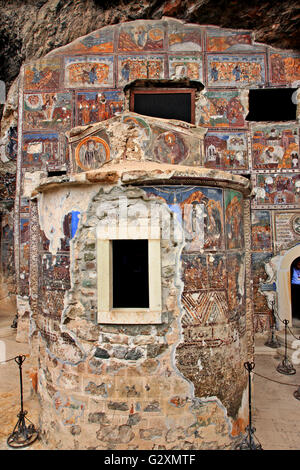 Wunderschöne byzantinische Fresken an den Außenwänden der Hauptkirche (ein "Cavechurch") von Sumela Kloster, Trabzon Stockfoto