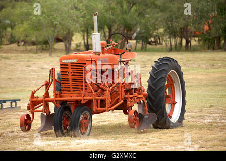 Alten Bauernhof Traktor und Landmaschinen Stockfoto