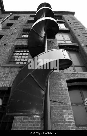 Externen Feuerleiter Wendeltreppe auf Gebäude in Liverpool, Merseyside, UK Stockfoto