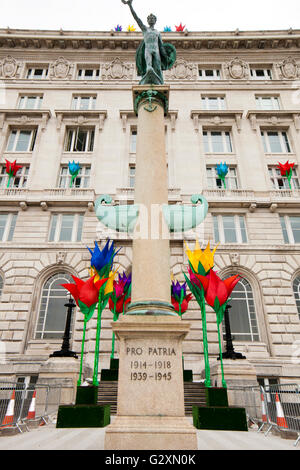 Pro Partria; Statue außerhalb der Cunard Building a Grade II * denkmalgeschützte Gebäude in Liverpool, England. Es ist an der Pier Head, Merseyside, Großbritannien Stockfoto