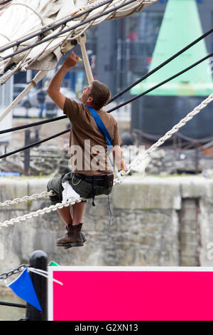 Arbeiten auf den Großseglern auf dem Display an der internationalen Mersey River Festival 2016 Stockfoto