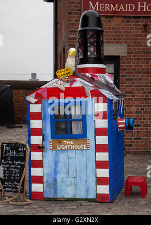 Die malerische, sonderbar, Leuchtturm aus Holz auf der Internationalen Mersey River Festival 2016, Liverpool, Merseyside, UK vergossen Stockfoto