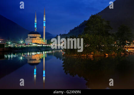 Eine Moschee spiegelt sich in Uzun See, Uzungol, Trabzon Provinz, Schwarzmeerregion, Türkei Stockfoto