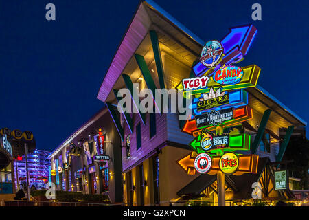 Bunten Neon signs Reiseführer Touristen durch die Stadt zu Fuß in den Universal Studios in Orlando, Florida Stockfoto