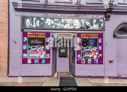 Welt berühmt Tootsies Orchid Lounge am Broadway in The District der Innenstadt von Nashville, Tennessee Stockfoto