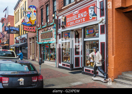 Statue von Elvis Presley auf Bürgersteig außerhalb Dixieland Köstlichkeiten Geschenk und Souvenir-Shop in der Innenstadt von Nashville, Tennessee Stockfoto