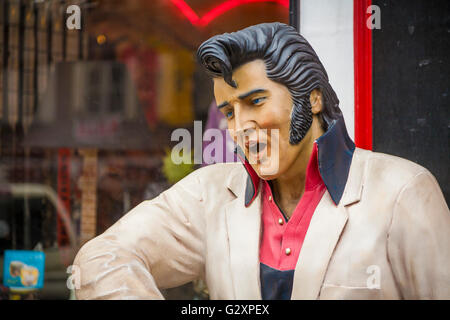 Statue von Elvis Presley auf Bürgersteig außerhalb Dixieland Köstlichkeiten Geschenk und Souvenir-Shop in der Innenstadt von Nashville, Tennessee Stockfoto