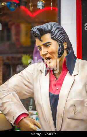 Statue von Elvis Presley auf Bürgersteig außerhalb Dixieland Köstlichkeiten Geschenk und Souvenir-Shop in der Innenstadt von Nashville, Tennessee Stockfoto