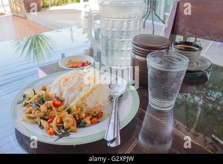Wählen Sie Schwerpunkt Hähnchen, würzige thailändische Basilikum Chicken gebratener Reis Rezept mit Spiegelei. Stockfoto